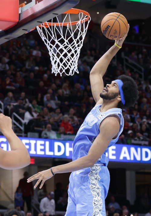 Cavaliers center Jarrett Allen (31) puts up a shot