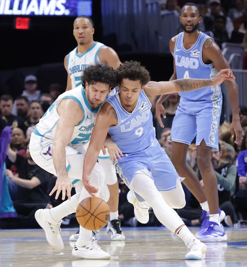 Cavaliers guard Craig Porter Jr. (9) steals the ball