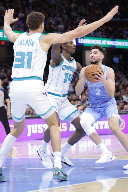 Cavaliers guard Ty Jerome (2) drives to the hoop