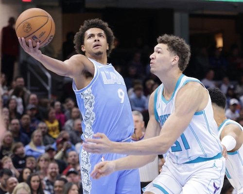 Cavaliers guard Craig Porter Jr. (9) puts up a shot