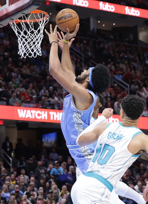 Cavaliers center Jarrett Allen (31) puts up a shot