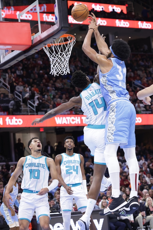 Cavaliers center Jarrett Allen (31) puts up a shot