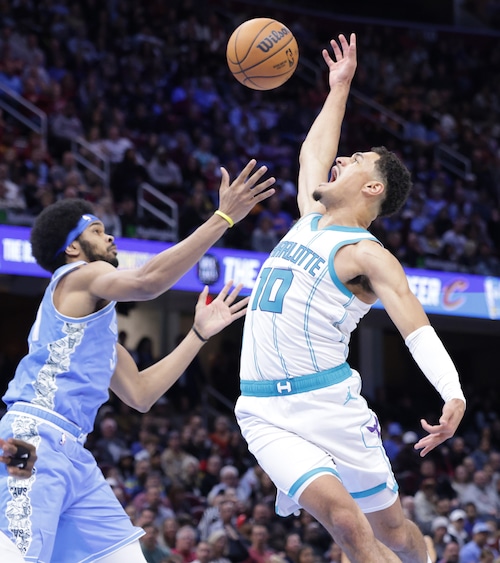 Hornets guard Josh Green (10) loses control of the ball