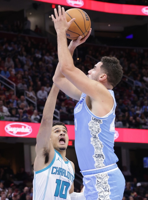 Cavaliers forward Georges Niang (20) puts up a shot