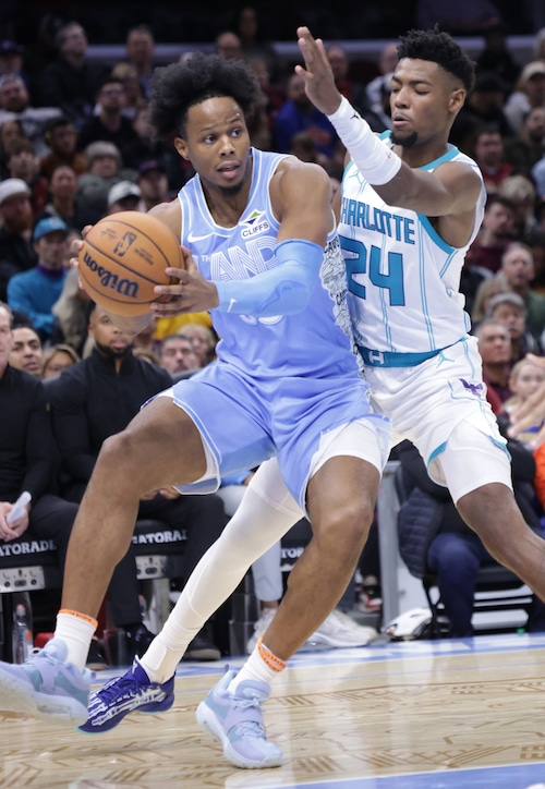 Cavaliers forward Isaac Okoro (35) passes the ball