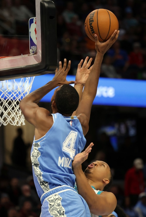 Cavaliers forward Evan Mobley (4) puts up a shot