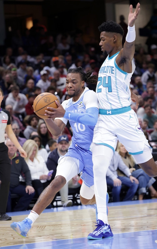 Cavaliers guard Darius Garland (10) drives to the hoop