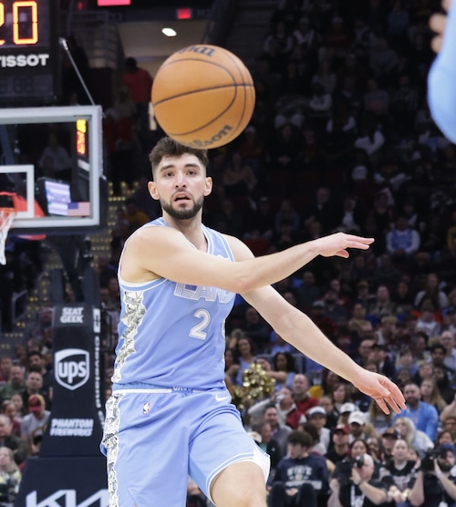 Cavaliers guard Ty Jerome (2) passes the ball