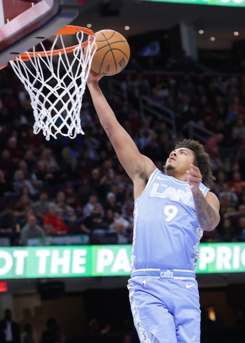 Cavaliers guard Craig Porter Jr. (9) puts in a layup