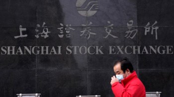 No fechamento, índice de Xangai caiu 0,83%, enquanto índice CSI300, que reúne as maiores companhias listadas em Xangai e Shenzhen, teve queda de 0,51%, com perdas de 3,08% no subíndice que acompanha o setor imobiliário