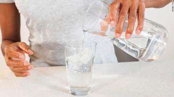 As garrafas de água ganharam popularidade como acessórios, mas transformar o hábito da hidratação em uma fixação pode prejudicar a saúde