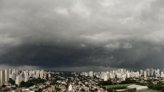 Chuva e frio na cidade de São Paulo