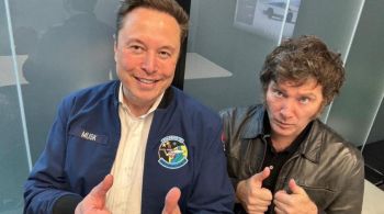 Encontro entre o presidente argentino e o bilionário aconteceu em uma fábrica da Tesla, no Texas, depois de trocas de mensagens pelas redes sociais