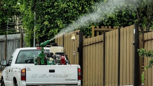 Carro do fumacê contra a dengue