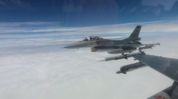 País asiático considera ilha "território rebelde" e faz exercícios com jatos e bombardeiros