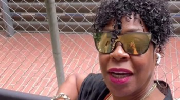 Tichina Arnold, conhecida por interpretar a mãe do garoto no seriado, publicou vídeo na internet e brasileiros reagiram