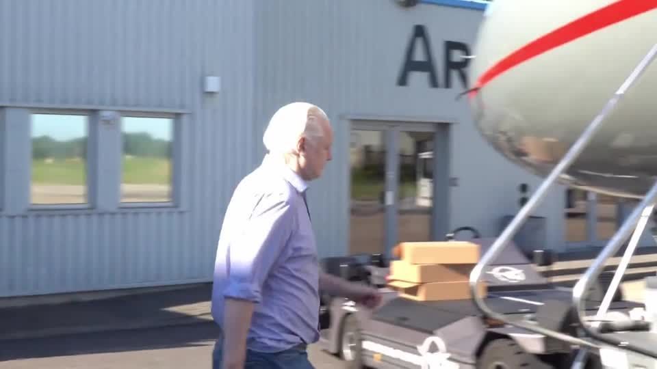 Imagens mostram Julian Assange embarcando em voo saindo do Reino Unido, de acordo com WikiLeaks