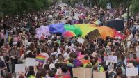 Milhares participam da marcha do Orgulho de Paris antes das eleições