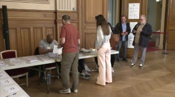 Reunião Nacional (RN) e seus aliados venceram o turno de domingo com 33% dos votos, seguidos por uma coalizão de esquerda com 28% e bem à frente dos centristas do presidente Emmanuel Macron, que obtiveram apenas 20%