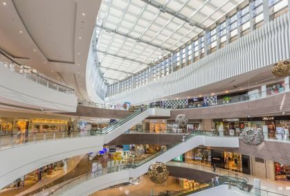 Vista interior de um shopping center