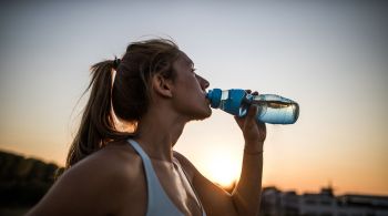 A baixa umidade do ar, comum no inverno, pode causar o ressecamento das vias aéreas e impactar o rendimento em exercícios físicos