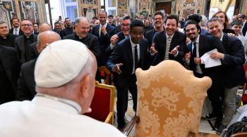 Humorista participou de reunião com o líder religioso na manhã desta sexta-feira (14), no Vaticano 
