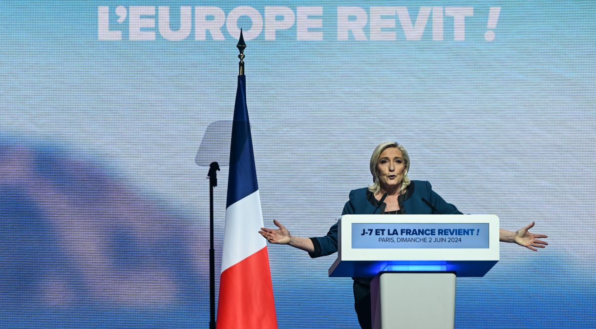 Marine Le Pen, presidente do partido Reunião Nacional na Assembleia Nacional, dirige-se à multidão no comício final antes das eleições parlamentares em 9 de junho