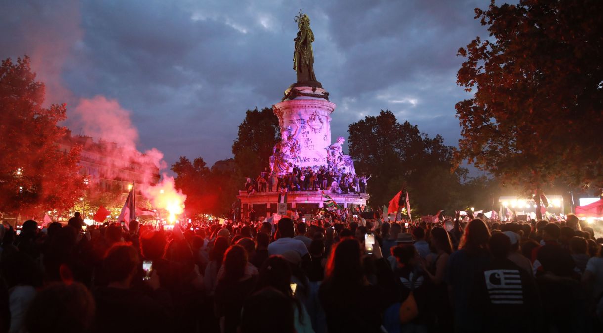 Manifestantes se reúnem na Place de la Republique, para protestar contra o crescente movimento de direita após a vitória do Reunião Nacional no primeiro turno das eleições gerais antecipadas em Paris, França, em 30 de junho de 2024