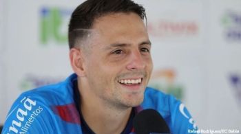 Colombiano Santiago Arias treinou com o elenco nesta sexta-feira (19) e concedeu entrevista coletiva