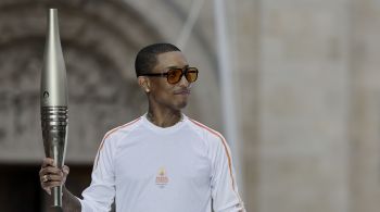 Snoop Dogg também caminhou com a Chama Olímpica durante revezamento em Saint-Denis, nos arredores de Paris