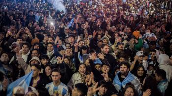 Alan Nahuel Frete, de 29 anos, caiu quando pulava em cima da letra "A" do cartão postal de Buenos Aires