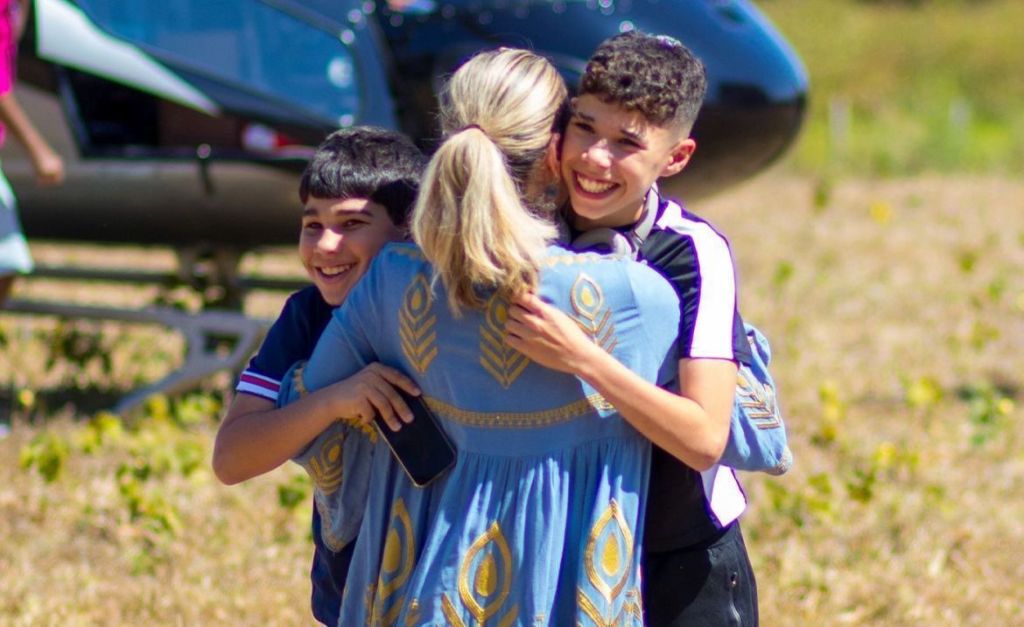 Wanessa Camargo mostra filhos chegando de helicóptero em fazenda de Zezé