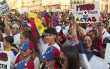 Venezuelanos fazem protesto em apoio a oposição em Madri 