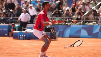 Novak Djokovic vibra ao vencer Carlos Alcaraz e ficar com a medalha de ouro em Paris 2024