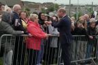 Príncipe William visita escola um dia após Kate anunciar fim de tratamento