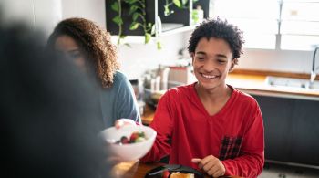 Pular o desjejum frequentemente pode deixar os jovens cansados e com dificuldade para se concentrar nas tarefas escolares; veja dicas de como incorporar a refeição no dia a dia