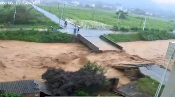 Cerca de uma dúzia de pessoas foram mortas em enchentes ou deslizamentos de terra provocados pela chuva nos últimos dias
