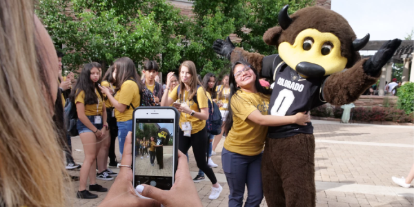 alumni taking pictures with Chip 