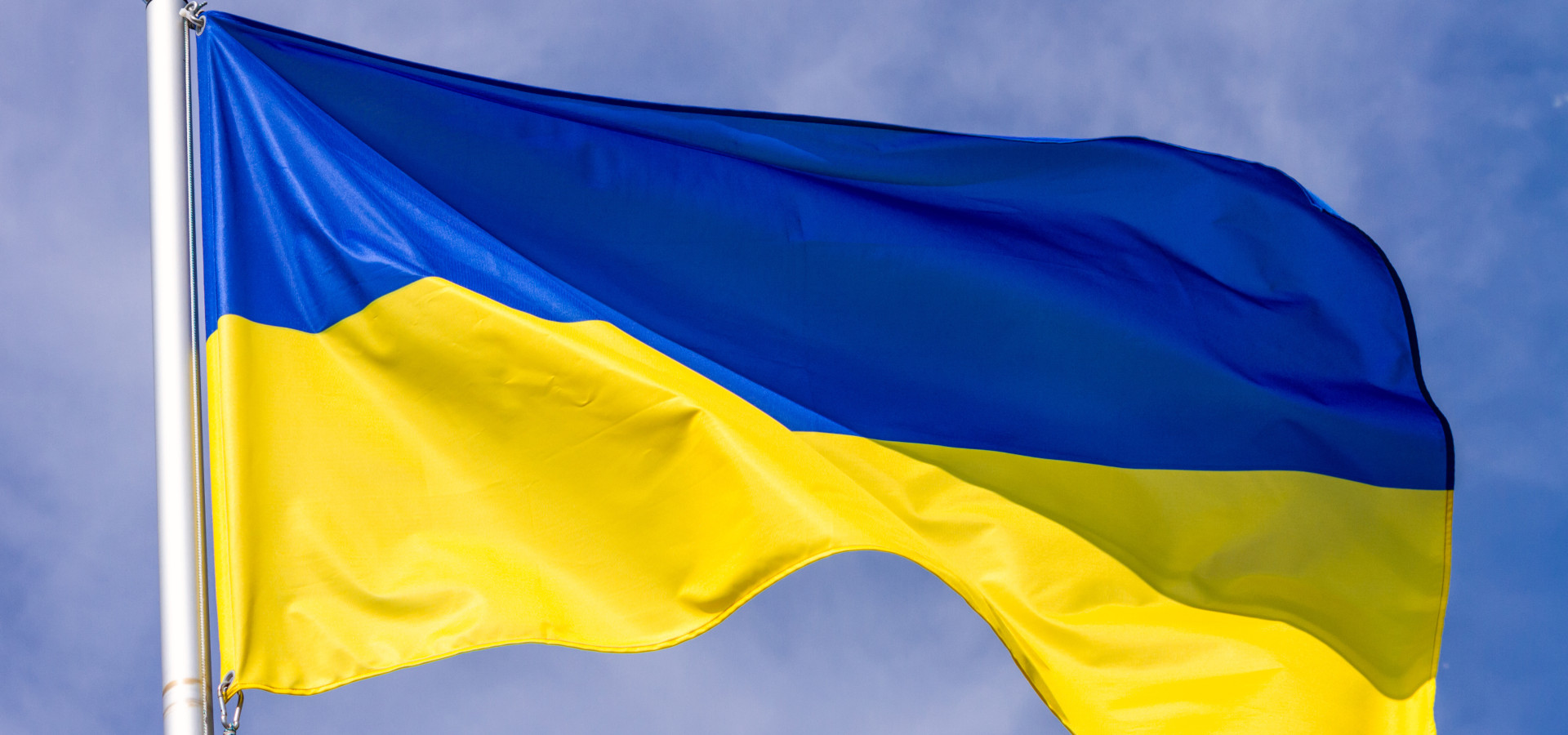 Die ukrainische Nationalflagge weht im Wind