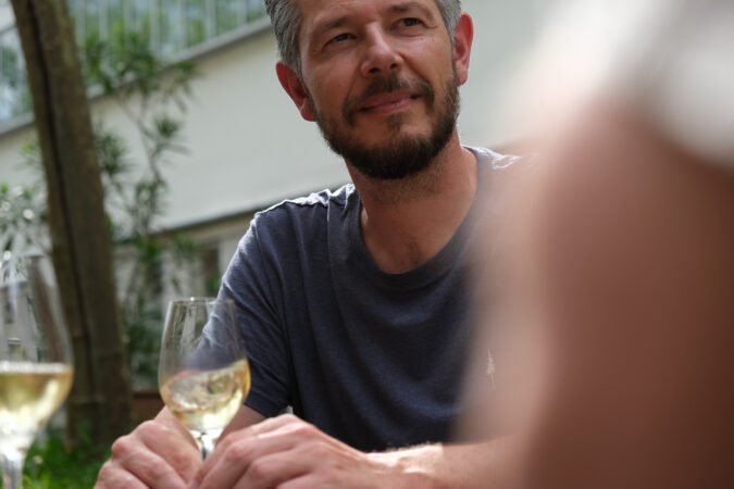 Michel Fink und ein Wein in Bewegung. 