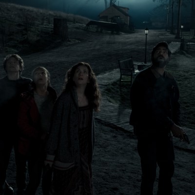 Sarah Gunning (Annabeth Gish), Warren Flynn (Igby Rigney), Leeza Scarborough (Annarah Cymone), Erin Greene (Kate Siegel), and Sheriff Hassan (Rahul Kohli) in Midnight Mass episode 7