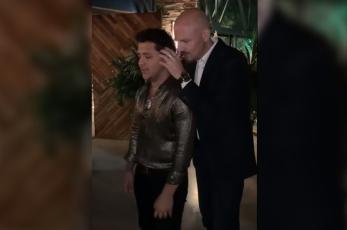 Revelan video de Christian Nodal siendo hipnotizado hasta el suelo 