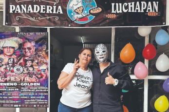 Luchador y su mamá emprenden con panadería en Coacalco