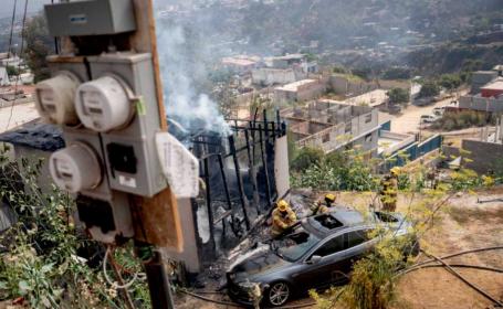 Turista conecta su Tesla directo a un poste y termina en llamas, en Tijuana