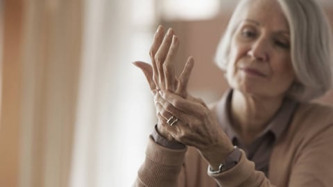 Los dolores en las articulaciones son uno de los síntomas más comunes de artritis.