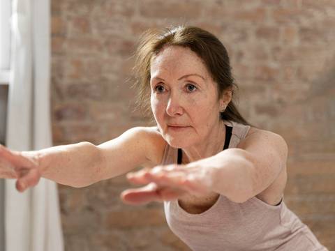 Rutina de ejercicios fáciles y de bajo impacto para tonificar abdominales después de los 60 años