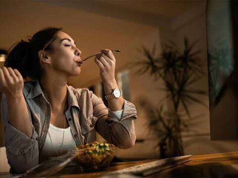 Este es el tipo de proteína saludable que debes evitar comer en la cena si quieres bajar de peso