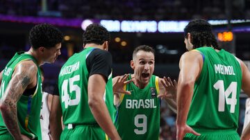 Marcelinho Huertas comemora com time brasileiro na decisão do Pré-Olímpico de basquete. 