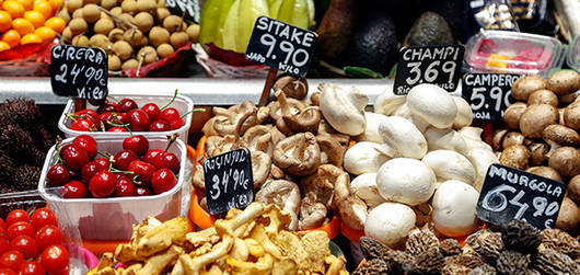 Rice are displayed on sale at a vegetable stall at the Esquilino market in Rome.  ©FAO/Marco Salustro