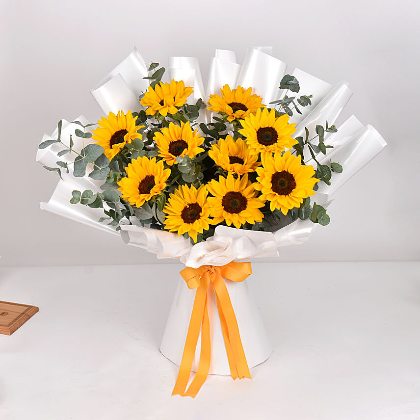 Beautiful Sunflower Hand Bouquet: Thanksgiving Gifts Singapore